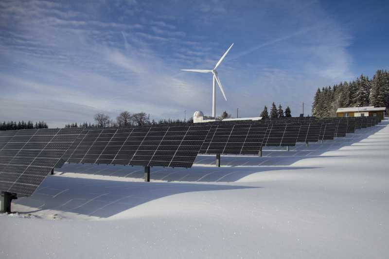 how does snow affect solar panels