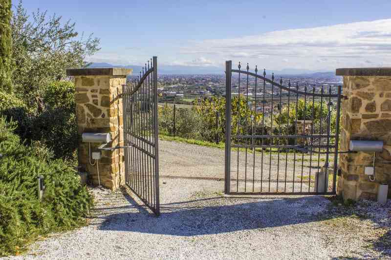 The 5 Best Solar Gate Openers (failed plagiarism)